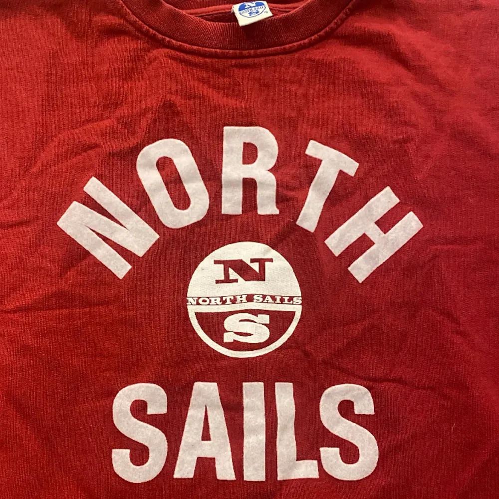En Norths Sails tröja i storlek M. Tröjan är i fint skick med inga skador eller fläckar. Vid fler frågor eller mått tveka inte att kontakta oss!. Hoodies.