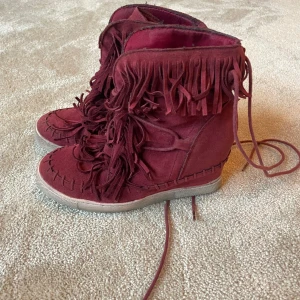 Franskor - Trendiga Vinröda fransskor med kilklack, lite smutsiga kring sulan men frf i bra skick!  🙌🤍