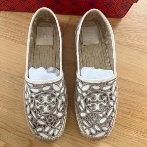 Tory Burch Espadrillos - Jättefina espadrillos ifrån Tory Burch. Använd fåtal gånger och kommer i originalförpackningen. 