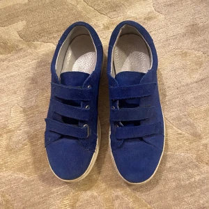 Sneakers  - Så coola sneakers i en blå fin färg från märket J.Linderberg❤️‍🔥Använa några få gånger så i väldigt bra skick! Storlek 39. Köparen står för frakt. 