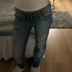 snygga lågmidjade jeans  - säljer mina lågmidjade jeans, är i stl 36!!💞 säljs då dem är för stora för mig, dem är lagom långa för mig som är 166!! dem är straight 