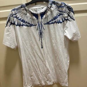 Marcelo burlon - Mycket fin t shirt från marcelo burlon använd fåtal gånger i 10/10 skick  Strlk S  Kan gå ner i prid vid snabb affär     S