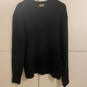 Stickad tröja - Säljer en blå sticka tröja. Väldigt bra skick då den knappt är använd. Pris: 199. Pris kan diskuteras vid snabb affär