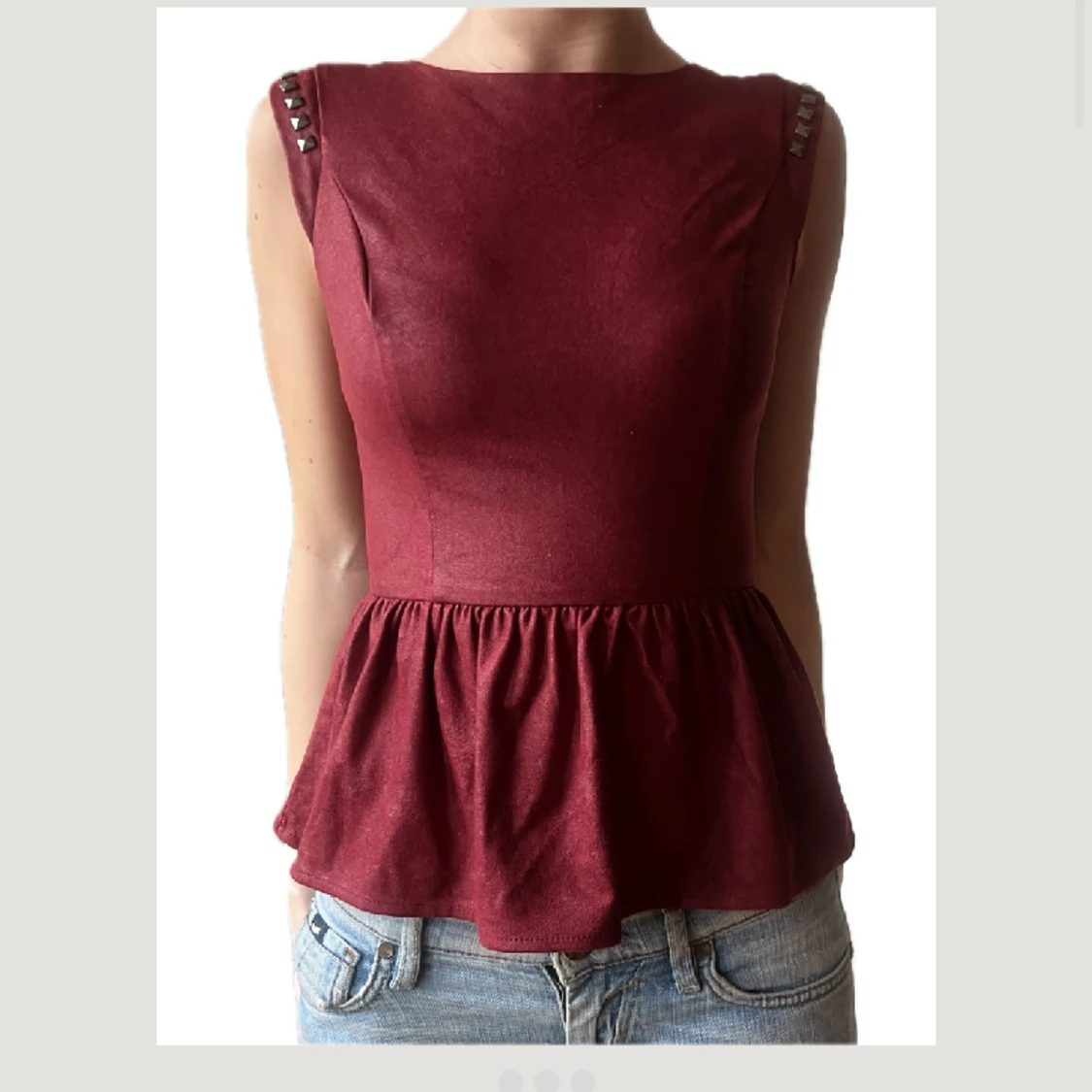 Röd topp med nitar - 91