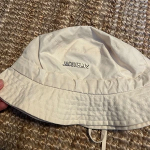 Jacquemus hatt solhatt beige  - Nyskick men finns lite puder på insidan vid test.  Inga yttre skavanker  Köpt på LUISAVIAROMA 2020 och tyvärr syns ej ordern till fullo längre. Kan leta per mejl på kvitto men är äkta. 