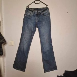 Lågmidjade flare jeans  - Lågmidjade flare jeans med fin detalj på bakfickan, aldrig använda, prislapp kvar. 