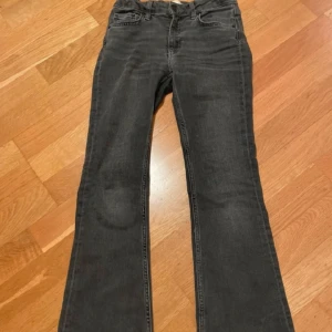 Grå Jeans - Aldrig använt, beställde hem de och testade en gång men de va inte passande på mig. Köpta för 299kr.