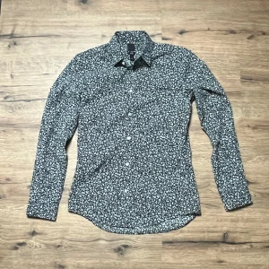 Blommig skjorta - Blommig skjorta från HM