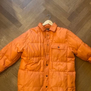  Orange vinter jacka  - Dunjacka som är i bra skick - har tyvärr för många jackor och denna kommer inte till användning längre.   