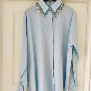 Pinco  - Ny super läcker skjorta med strass krage Storlek 42 men passar M