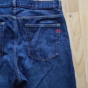 Diesel Jeans - Ett par asfeta diesel Jeans. Köpta för 1300 kr. Jag är 170 cm och de passar mig perfekt (de är upplagda). Kom privat om hur de passar eller fler bilder. Pris kan diskuteras.