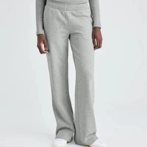 Low waist mjukisbyxor - Super sköna och fina mjukisbyxor från BIKBOK, helt oanvända med lapp kvar! Säljer pga för korta på mig 😭😭strl S, ord pris: 399kr 💕