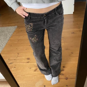 Manchesterbyxor  - Så snygga lågmidjade manchesterbyxor med coola detaljer! De är köpta second hand och är strl M och passar mig som är 167 och vanligtvis har S. De är sparsamt använda!!! 