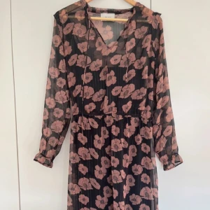 Neo Noir-klänning - Klänning från Neo Noir. Svart underklänning medföljer. Aldrig använd 