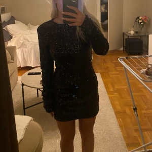Paljett klänning  - Säljer min nyårsklänning från NAKD, använd en gång! Nypris 699kr, säljer för 399kr💞