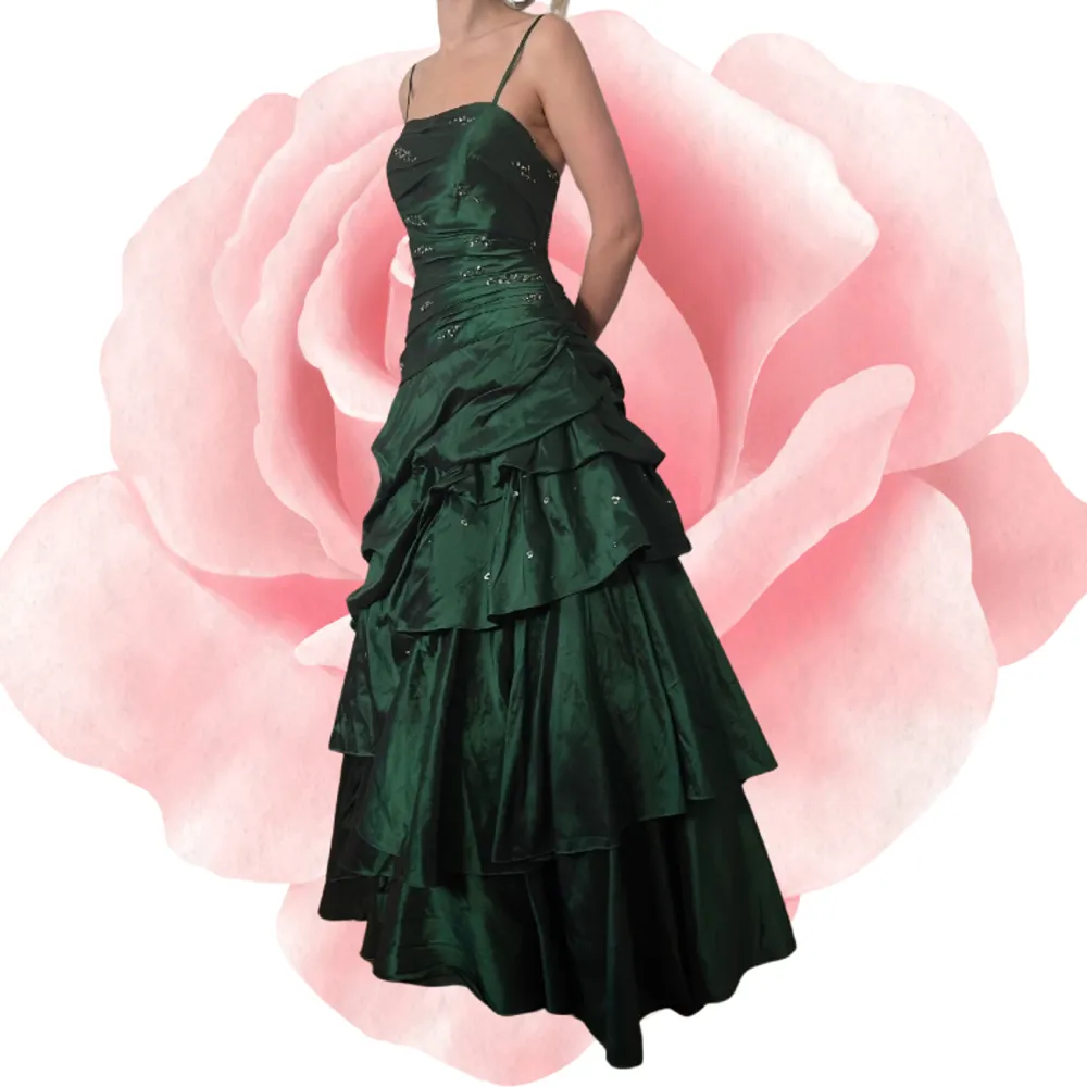 En underbar, mörkgrön balklänning med snörning baktill 🌿 Jättefint skick, passar storlek 36-38 🌹 För längden: Skyltdockan är 1,88 & jag är 1,67. Klänningar.