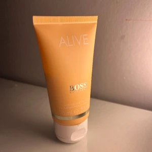 Alive lotion - Säljer denna för den inte passade mig riktigt. Mycket kvar för jag inte använt den så mycket☺️det är nog runt 50 ml kvar men var från början 75 ml