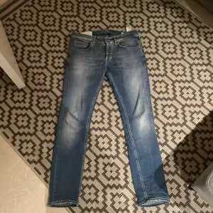 Tjena! Säljer nu ett par helt oanvända dondup jeans i utmärkt skick. Byxorna är i storleken 32 och är skjut snygga!  Kan gå ner i pris vid snabb affär! Hör av er vid frågor!