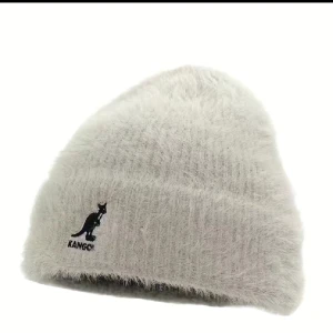 OANVÄND, Kangol mössa   - Helt ny Kangol mössa Fluffig och skön i snygg färg Kolla andra varor för helt nya produkter.
