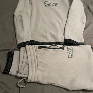 EA7 ARMANI  - Nästan ny  nypris 2100kr