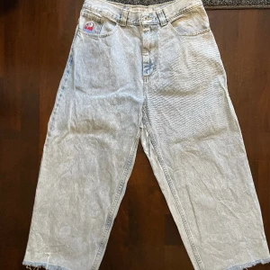 Big boys - Tvär feta ”avklippta” big boys i storlek M. Som sagt så är dom avklippta. Dom har en stentvättad ljusblå färg.