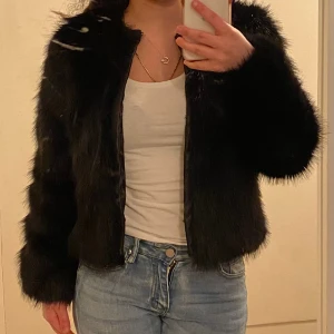 Pälsjacka  - Jätte fin och trendig pälsjacka av fuskpäls!💗Den är använd ett fåtal gånger så skicket är 10/10!  Storlek 34 (S/XS)    