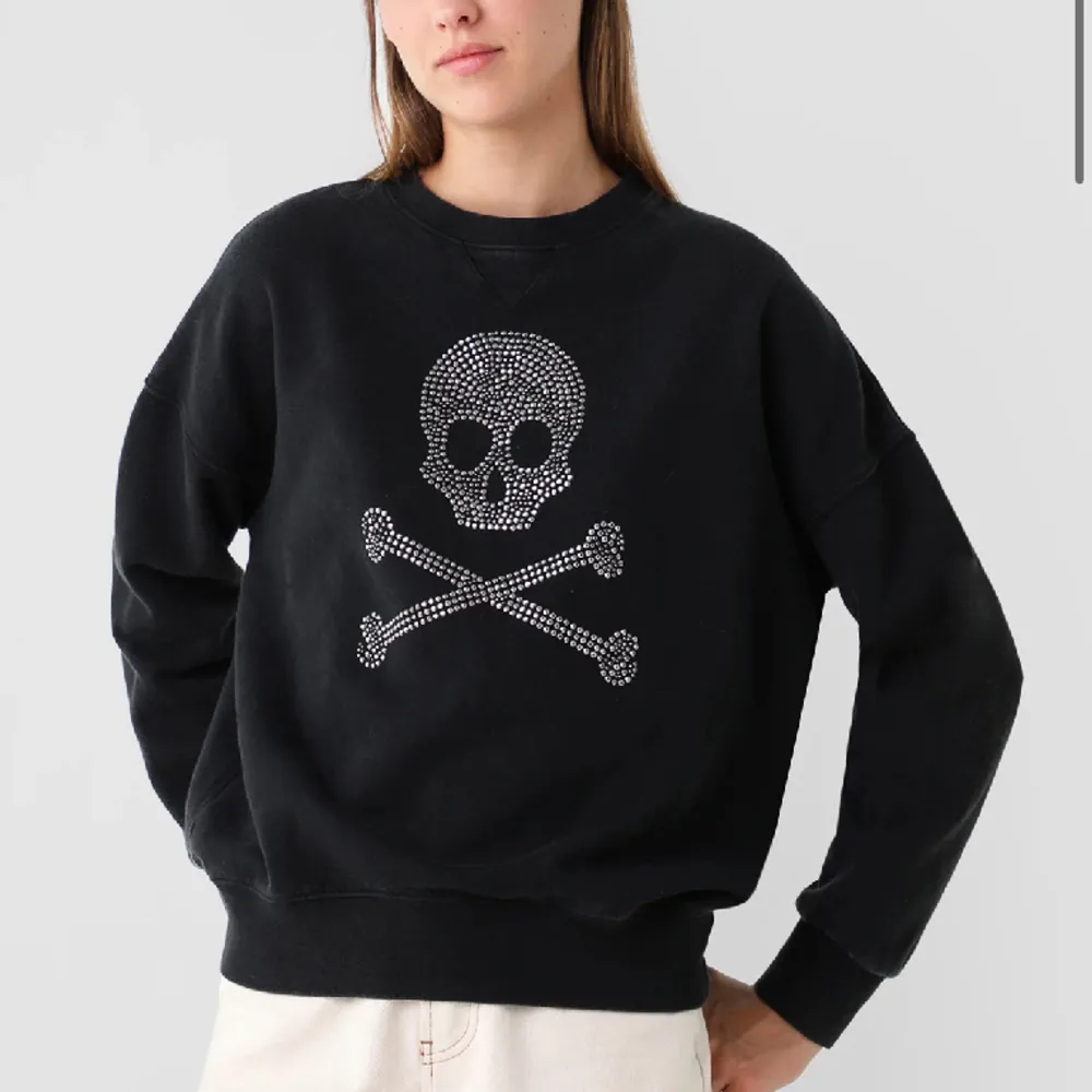 Säljer denna sweatshirt med dödskallar från zalando. Märket är scalpers. Köpt för 779kr. Storlek 40 men motsvarar s/m . Använd 1 gång . Säljer för 60kr +frakt . Hoodies.