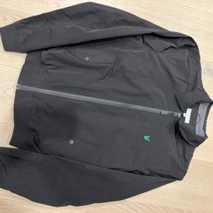 Lyle and scott jacka  - Säljer denna jätte fina lyle and scott jackan som aldrig är använd. Den är i storlek M ! Passar perfekt till att ha under hela året 