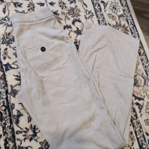 Kostymbyxor - Ljusgrå kostymbyxor, vida ben