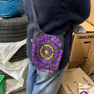 Sidväska - Snygg sidväska som rymmer en del, ser mindre ut än vad den är för jag hade en stor tröja på bilden😋