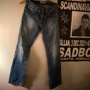 Supersnygga utsvängda jeans med normal midja köpta second hand. Bra skick. Innerbenslängden: 80cm