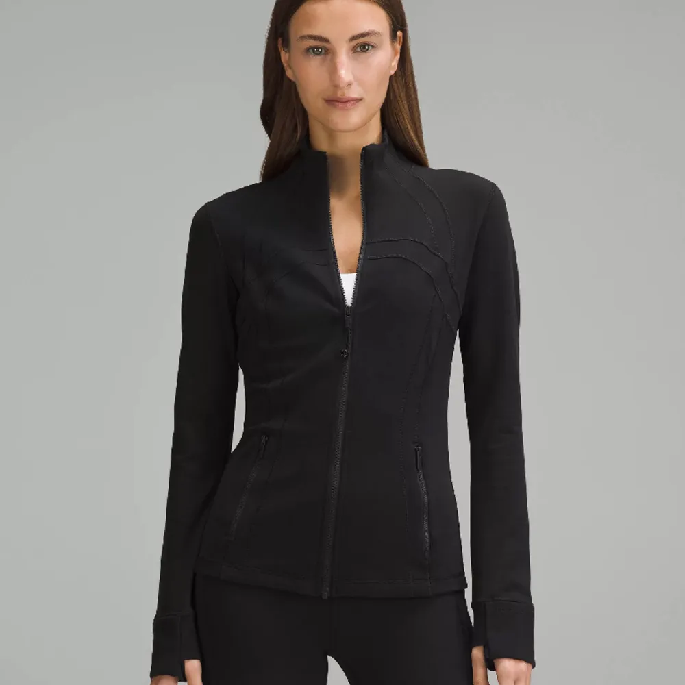 Säljer den snygga och trendiga Lululemon define jacket i svart. Andvänd två gånger så den är som ny och jag säljer då jag hade beställt fel storlek (därför säljer jag för ordinarie priset)❤️ (kan inte tänka mig gå ner i pris). Hoodies.