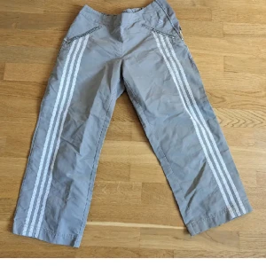 Grå / gröna adidas byxor  - Köpte på plick men var i fel storlek så därför säljer jag de 🤍de är trekvartsbyxor på mig som är 164!  Har inte använts av mig, vet inte om ägaren innan använde de, men de är i väldigt bra skick🤍