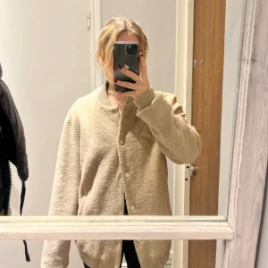 bomberjacka!  - Jätte fin beige bomberjacka i ull!!  Använd några få gånger!! 
