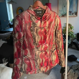 Supercool kavaj/jacka - Fantastiskt cool, unik! Hur fin som helst!💓 I ormmönster!