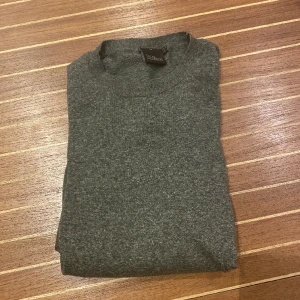 Oscar Jacobson tröja - Tja säljer denna snygga Oscar Jacobson tröjan då den inte kommer till användning. Skick 8,5/10. 100% bomull. Riktigt skön och perfekt att ha som mellan lager under tex en overshirt. Nypris: 1200kr. Hör av dig vid frågor eller funderingar!