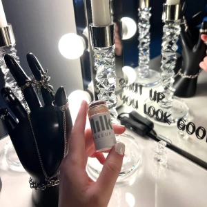 Milk bronzer - Milk bronzer i färgen Blaze. Endast testad en gång med borste. 