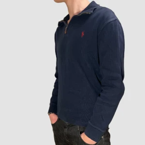 Ralph Lauren Halfzip - Navy Halfzip från Ralph Lauren i storlek M, Lite stor passform men passar mig som är 190 cm! Skick: 8/10  Vid fler frågor & funderingar är det bara att höra av sig till mig!