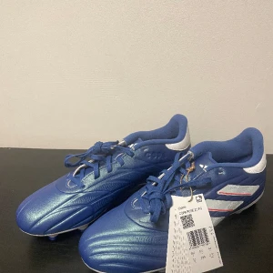 Adidas fotbollsskor  - Hej säljer helt nya fotbollsskor 