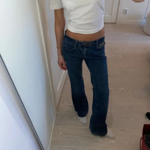 Lågmidjade jeans  - Helt perfekta lågmidjade jeans från obly med dubbla knappar vilket blir en så snygg detalj💕 Midjemåttet är 38 rakt över med lite stretchiga så passar även något större, innerbenslängd 83 (jag är 175)
