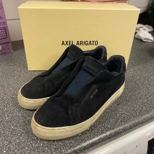 Axel Arigato skor - Snygga skor som är använda. Säljer på grund av att jag inte använder dem så mycket mer.  Nypris: 2499