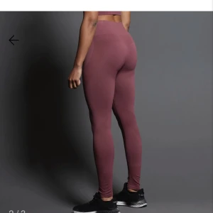 Träningstights  - Endast testade,aldrig haft dom utanför hemmet,säljer pga att dom inte passar och original priset är