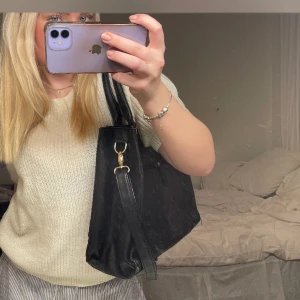 Handväska - En stor praktisk och snygg handväska som du får plats med dina skolsalen i 💕💕