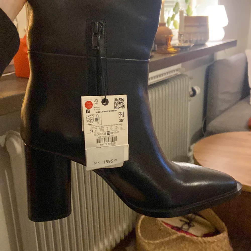 Köpte två par skor från Zara, glömde returnera dessa. De är helt oanvända, köpta för några veckor sen. Storlek 39, kan mötas upp i Stockholm eller skicka de online. https://www.zara.com/se/sv/skinnstovlar-med-bred-klack-p11000210.html?v1=323826965&v2=2291. Skor.