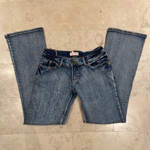 Fina lågmidjade jeans från Tokyo Rose i jättebra skick. Har en cool design på fickorna💕Midjemått: 80cm, innerbenslängd: 81cm. Hör gärna av vid frågor/ funderingar💗💗
