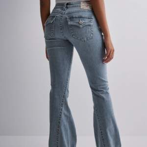 Superfina True Religion jeans som är slutsålda! Stretchiga, och endast använda ca 2 gånger så är i bra skick!🤍