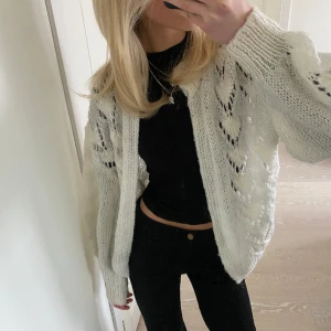 Stickad kofta - Såå söt stickad kofta som jag köpt secondhand och tror den ät handgjord eftersom det varken finns någon märkeslapp eller materiallapp💕 