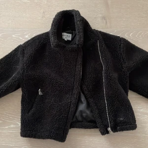 Vinterjacka NAKD - Skitnsygg varm teddy jacka från NAKD. Var slutsåld och finns inte kvar att köpa. Köpt förra vintern och använd två gånger. Köpt för 899.