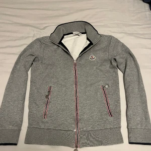Grå moncler kofta  - Ordinarie pris 3900kr storlek S Liten i storleken så jag skulle säga att den är som en storlek XS i storleken. Den är 100% äkta 