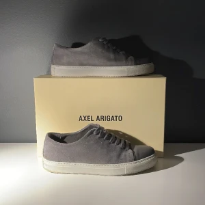 Axel Arigato Skor - Gråa Axel Arigato skor i bra skick! Lådan följer med (obs lite trasig på sidan).